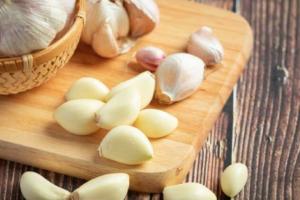 Vì sao ăn tỏi khi đói giúp giảm lượng cholesterol?