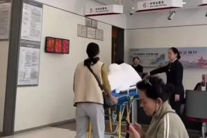 Đang cấp cứu trong viện vẫn phải đến ngân hàng xác định danh tính để được rút tiền