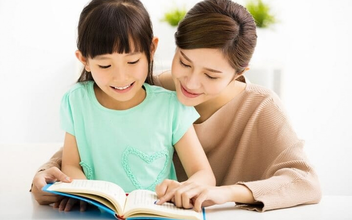Chồng ôm con chặn đầu xe ô tô của vợ tại Hà Nội, cha mẹ đừng dùng con làm “công cụ” thỏa mãn nhu cầu cá nhân