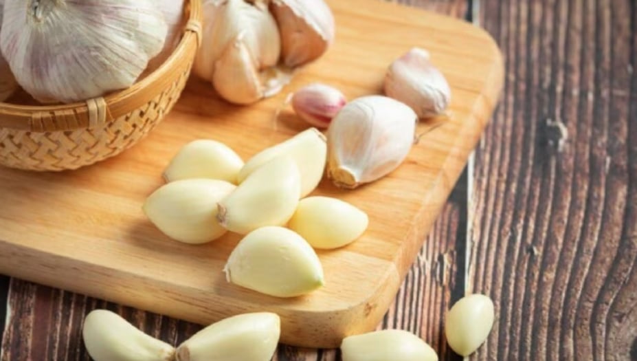 Vì sao ăn tỏi khi đói giúp giảm lượng cholesterol?