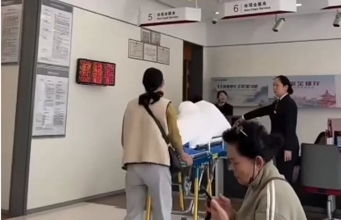 Đang cấp cứu trong viện vẫn phải đến ngân hàng xác định danh tính để được rút tiền